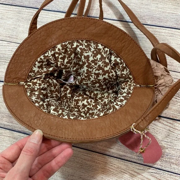 Vegan Beaumont Meadows Crossbody Bag from Ruche - Picture 4 of 7